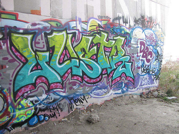 Luster graffiti bomb